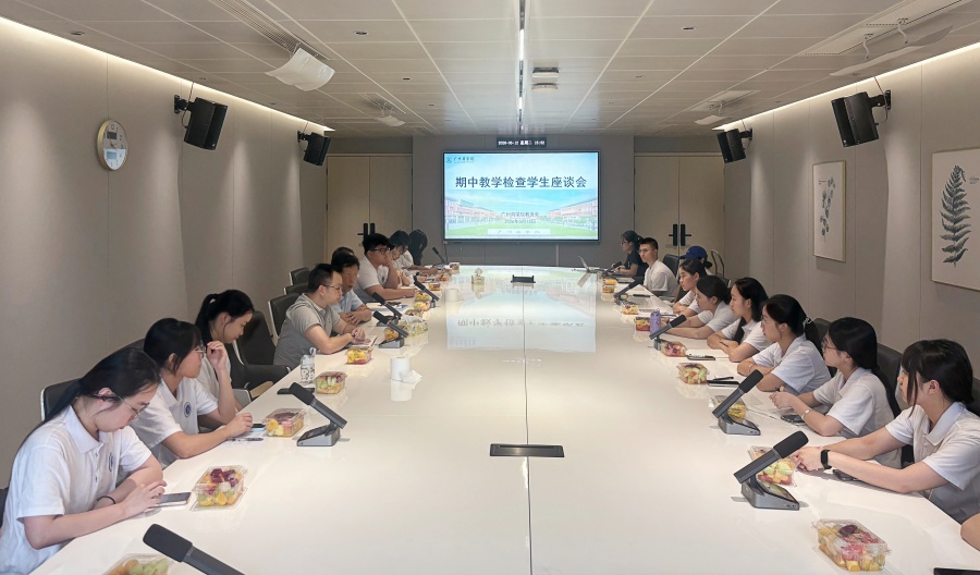 学生座谈会现场.jpg
